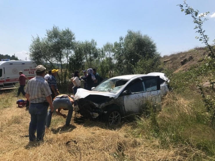 Yoldan Çıkan Otomobil Tarlaya Uçtu: 5 Yaralı