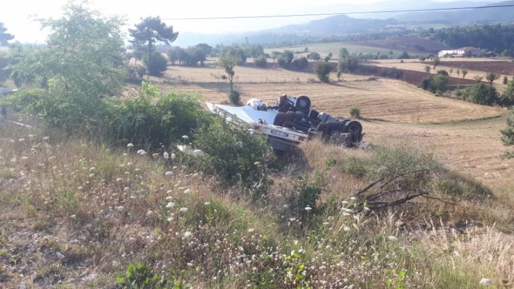 Kastamonu’da Sunta Yüklü Tır Tarlaya Devrildi