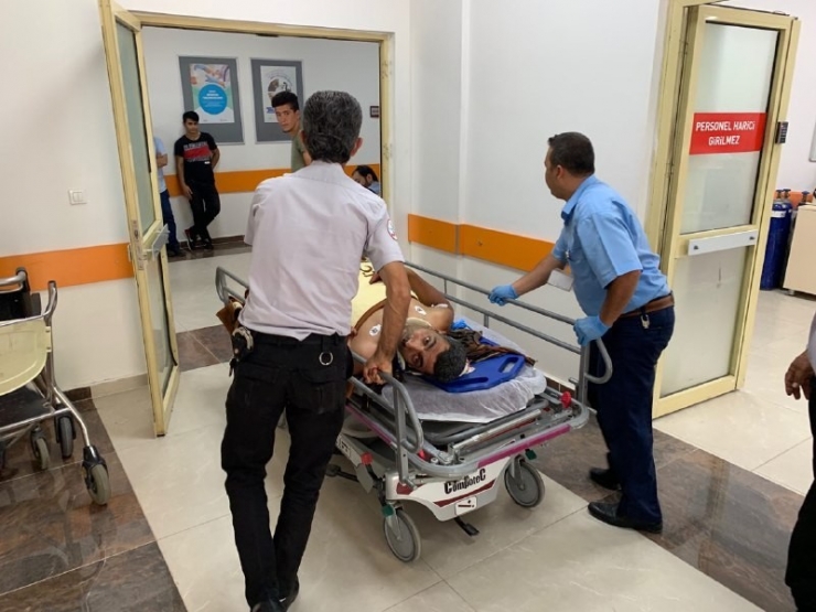 Saman Yüklü Kamyon Devrildi: 2 Yaralı