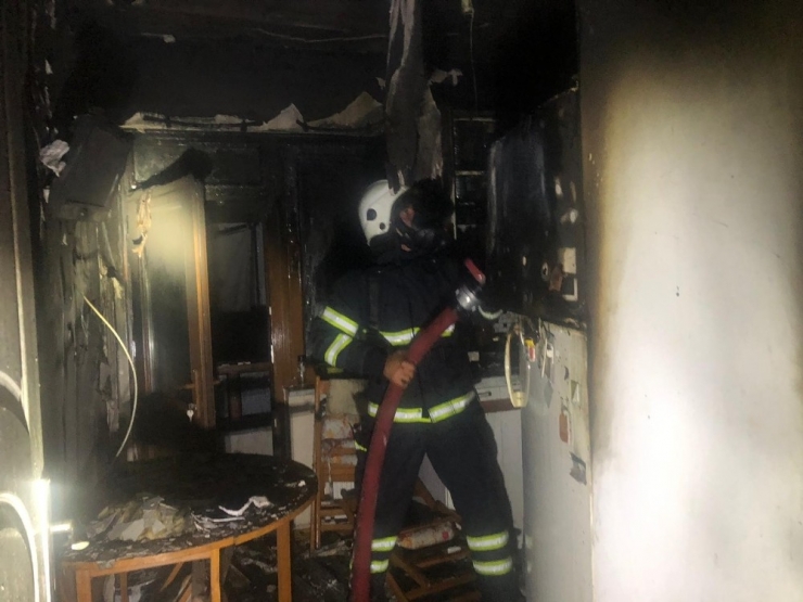 Buzdolabından Çıkan Yangın Bina Sakinlerini Sokağa Döktü