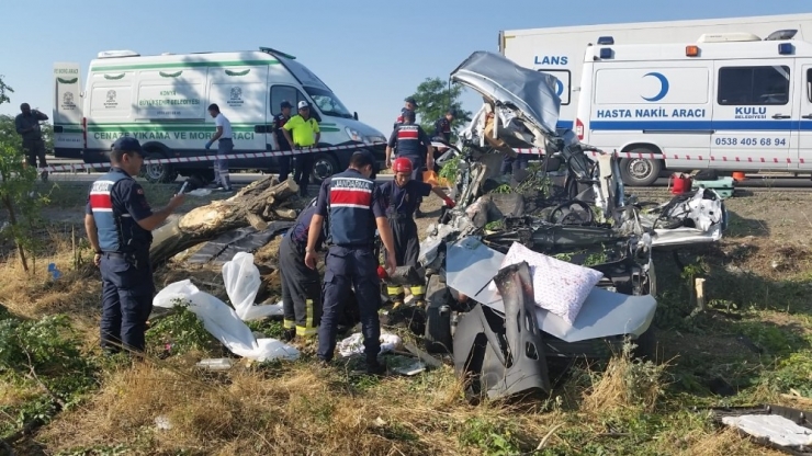 Hafif Ticari Araç Ağaca Çarptı: 3 Ölü