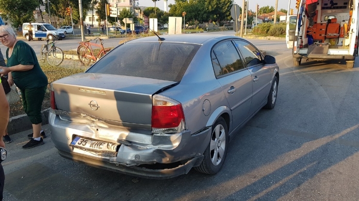 Otomobil Kırmızı Işıkta Bekleyen Araca Çarptı: 2 Yaralı