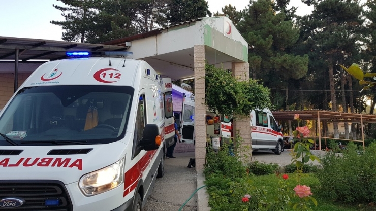 Otomobil Kırmızı Işıkta Bekleyen Araca Çarptı: 2 Yaralı