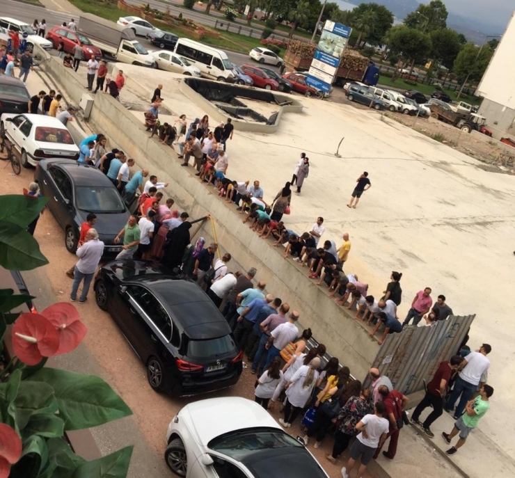 İnşaatın Kapalı Otoparkına Düşen Genç Ağır Yaralandı