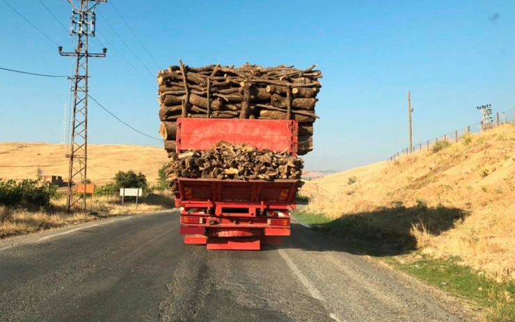 Siirt’te Yük Dolu Kamyonun Tehlikeli Yolculuğu