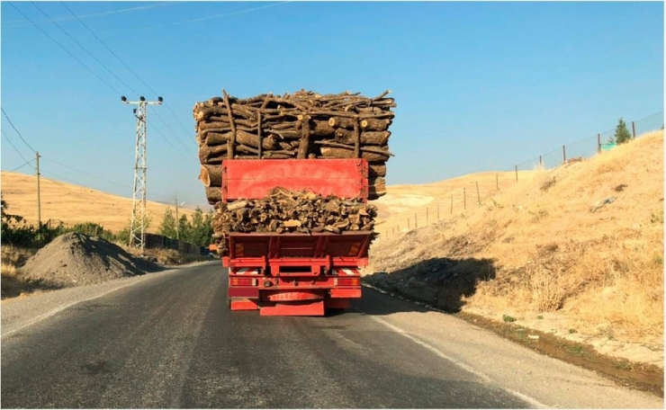 Siirt’te Yük Dolu Kamyonun Tehlikeli Yolculuğu