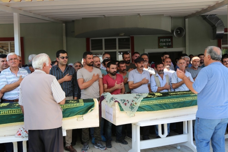 Kazada Hayatını Kaybeden Anne, Baba Ve Oğul Son Yolculuğuna Uğurlandı