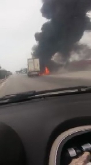 Adana’da Çarpışan Tır Ve Kamyon Yandı