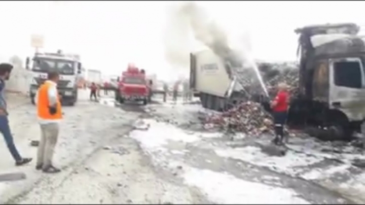 Adana’da Çarpışan Tır Ve Kamyon Yandı