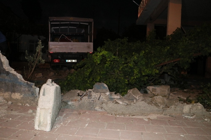 Kamyonet Müstakil Evin Bahçesine Girdi