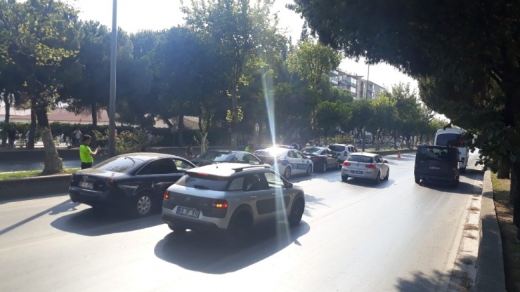 Polis Ortada Kaldı, 5 Araba Birbirine Girdi