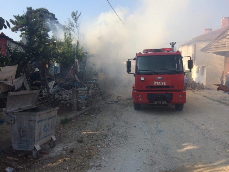 Bahçedeki Odunlar Alev Aldı Bir Mahalle Yanmaktan Son Anda Kurtuldu