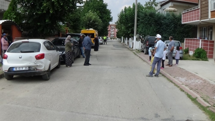 Önüne Çıkan Araca Çarpmamak İçin Direksiyonu Kırınca Park Halindeki İki Otomobile Çarptı