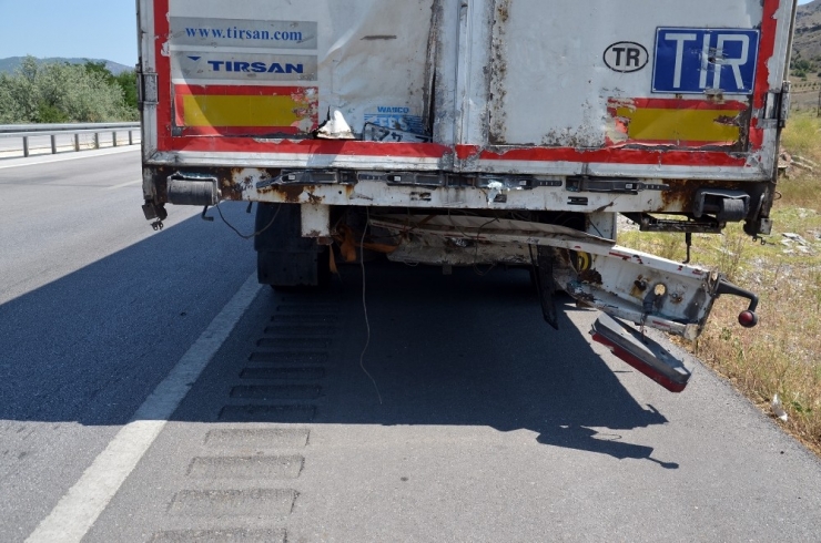 Otomobil Tırın Dorsesine Çarptı: 3 Yaralı