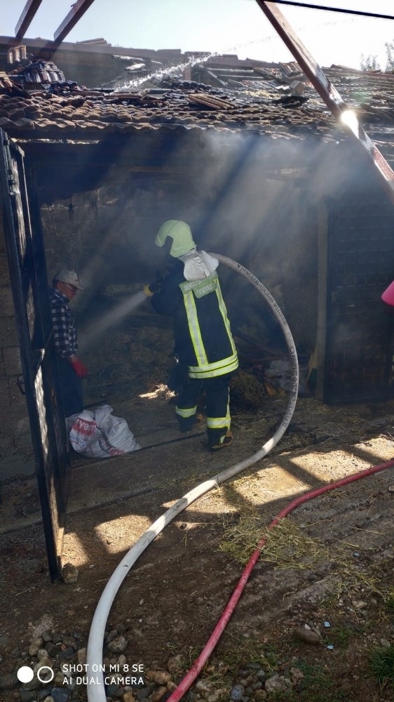 Saman Balyaları Alev Aldı, 7 Bin Tl’lik Zarar Meydana Geldi