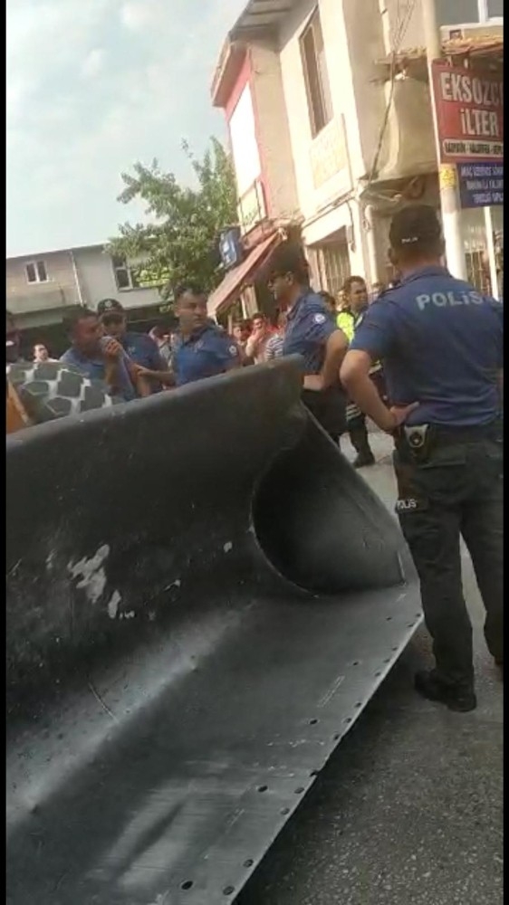 Maaşını Alamayınca Hem Kepçeyi Hem Polis Memurunu Kaçırdı