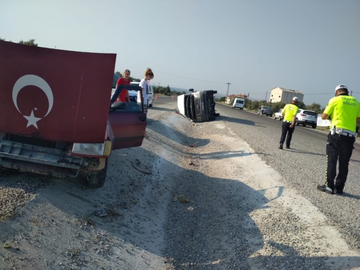 Kontrolden Çıkan Kamyonet Refüje Devrildi, 3 Kişi Yaralandı