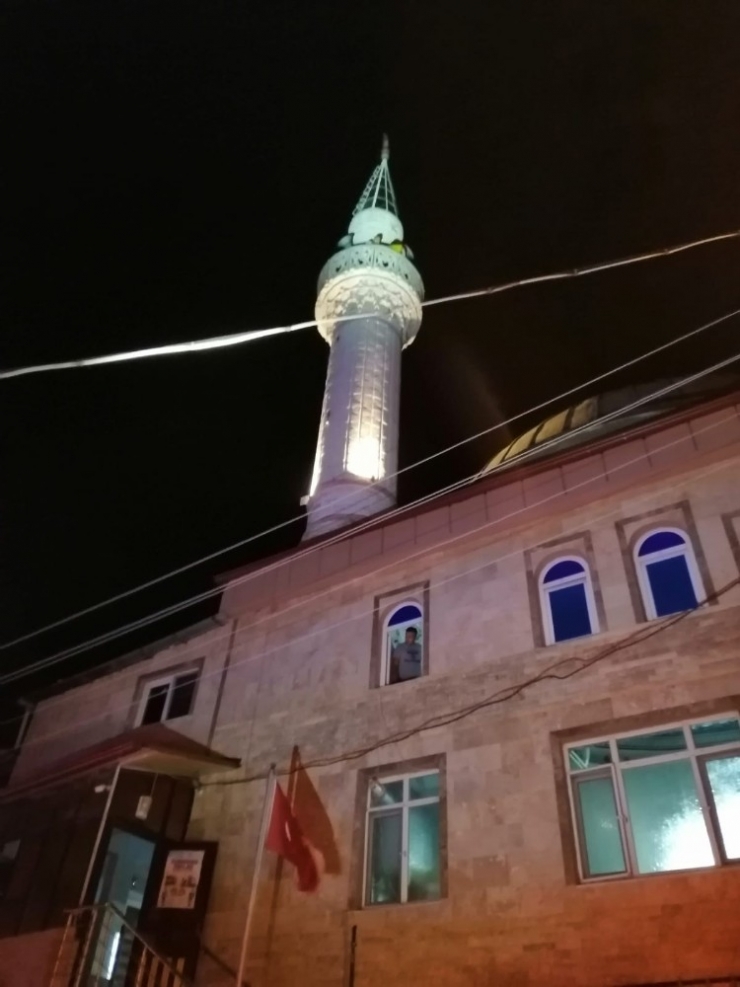 İntihar Etmek İçin Çıktığı Minarede Bayıldı