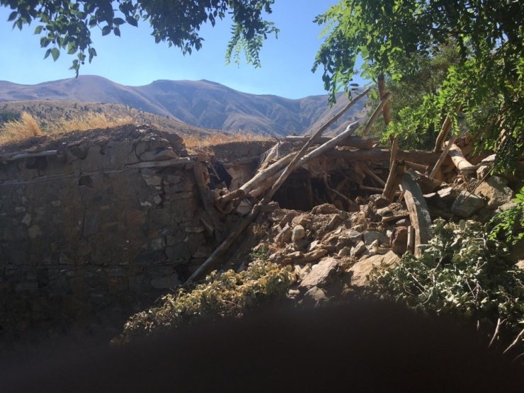 Evleri Yıkılan Aile Yetkililerden Yardım Bekliyor