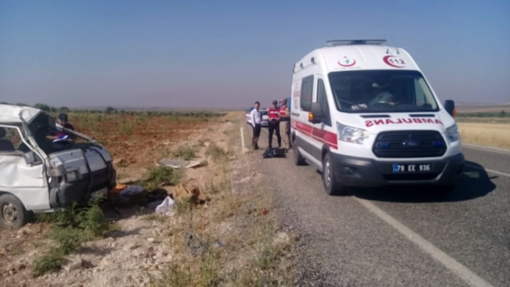 Göçmenleri Taşıyan Minibüs Takla Attı: 2 Ölü, 20 Yaralı