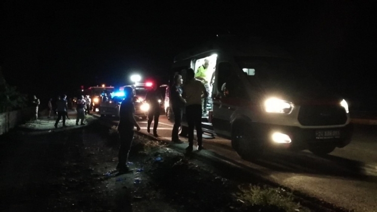 Erzincan’da 2 Askerin İçinde Bulunduğu Otomobil Şarampole Uçtu: 1 Ölü, 1 Yaralı