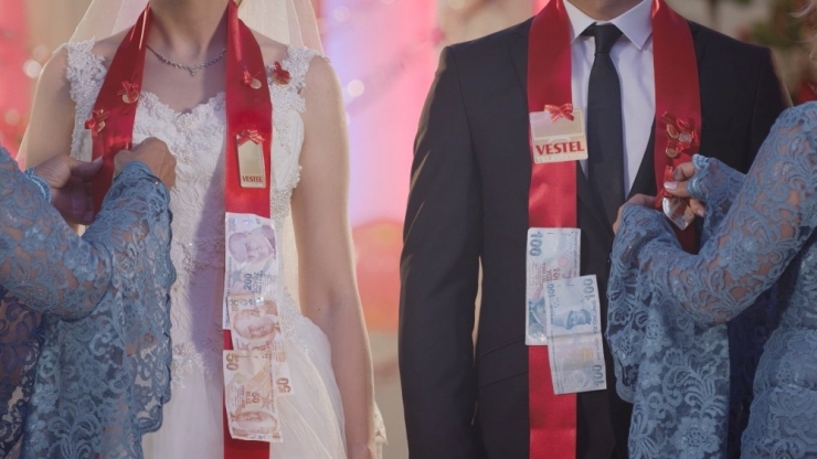 Ev Aletleri Takı Gibi Düğünlerde Takılacak