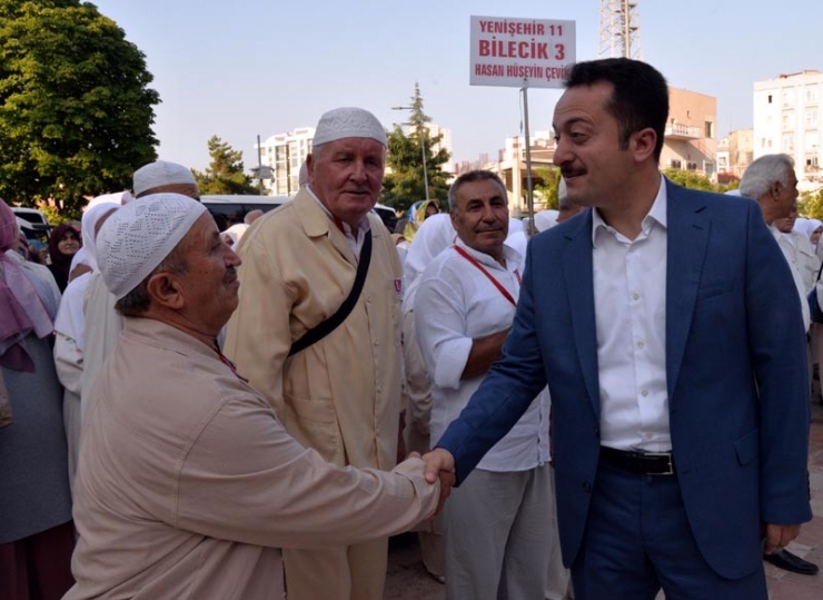 Hacı Adayları Dualarla Uğurlandı