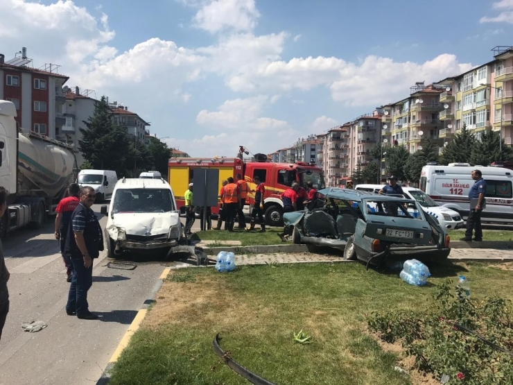 Isparta’da Kaza Yapan Araçlar Hurdaya Döndü: 5 Yaralı
