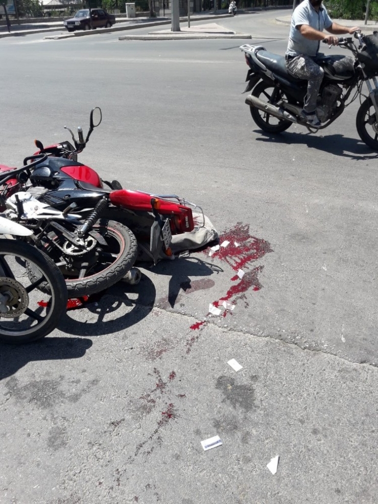 Motosikletler Çarpıştı: 1 Yaralı