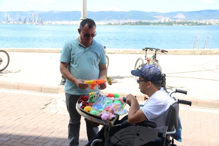 Engelli Bilal’in Spor Yapma Hayali Oyuncak Satarken Gerçek Oldu