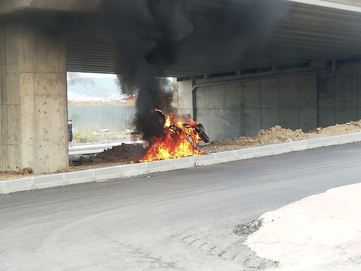 Arızalanan Motosikletini Yol Kenarında Yaktı