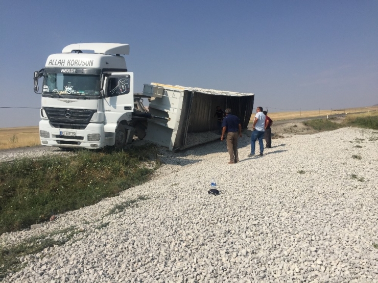 Kulu’da Mucur Çeken Tırın Dorsesi Devrildi