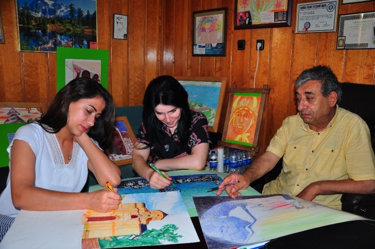 Bedensel Engelli İş Adamı Çizdiği Resimlerle Hayata Tutundu