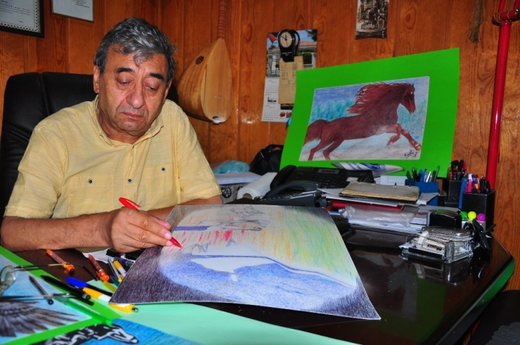 Bedensel Engelli İş Adamı Çizdiği Resimlerle Hayata Tutundu
