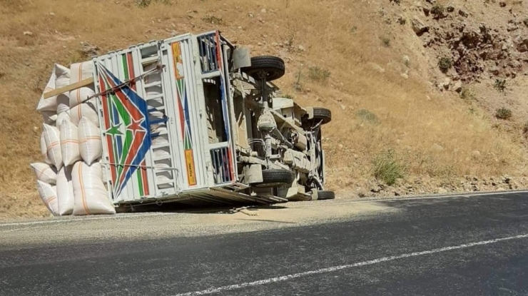 Siirt’te Saman Yüklü Kamyon Devrildi: 1 Yaralı
