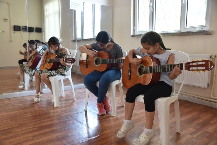 Tepebaşı Belediyesinden Çocuklara Gitar Kursu