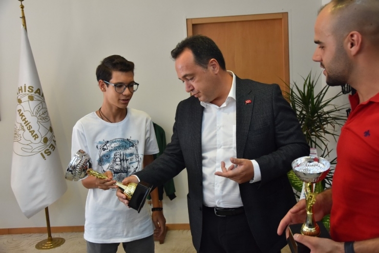 Akhisarlı Motosikletçiler Kupa Sevincini Başkan Dutlulu İle Paylaştı