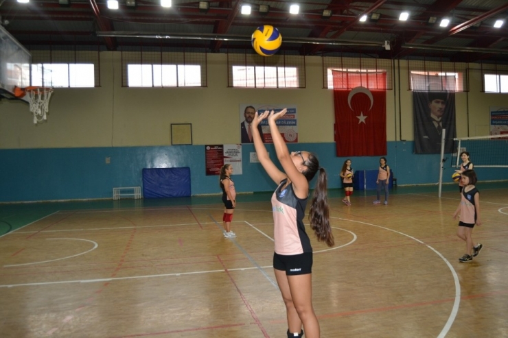 Yunusemre’de Voleybol Yaz Kursu Devam Ediyor