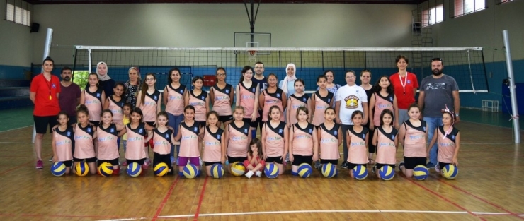 Yunusemre’de Voleybol Yaz Kursu Devam Ediyor