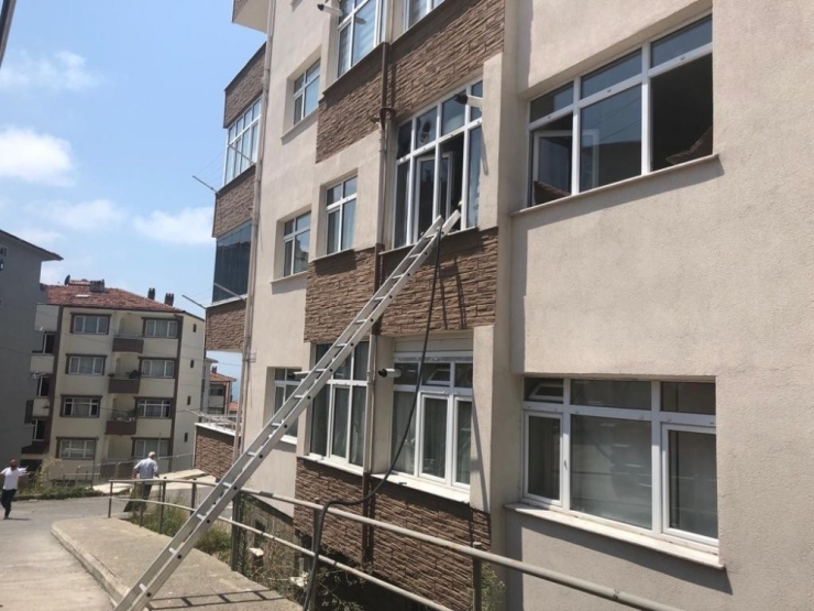 Mutfak Yangını Binaya Sıçramadan Söndürüldü