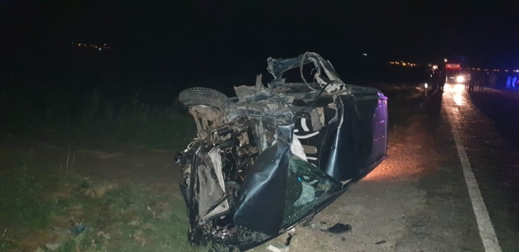 Saman Yüklü Traktör İle Otomobil Çarpıştı: 2 Yaralı