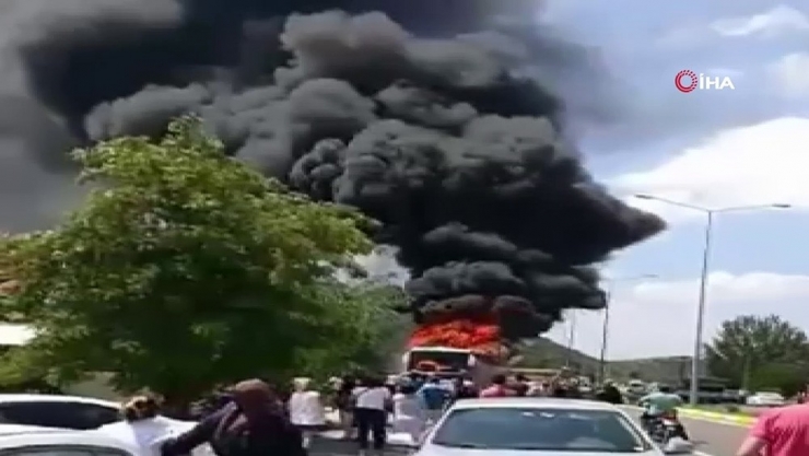 Balıkesir’in Gökçeyazı Mahallesi’nde Seyir Halindeki Otobüsün Alev Alması Sonucu İlk Belirlemelere Göre 5 Kişinin Hayatını Kaybettiği Bildirildi.