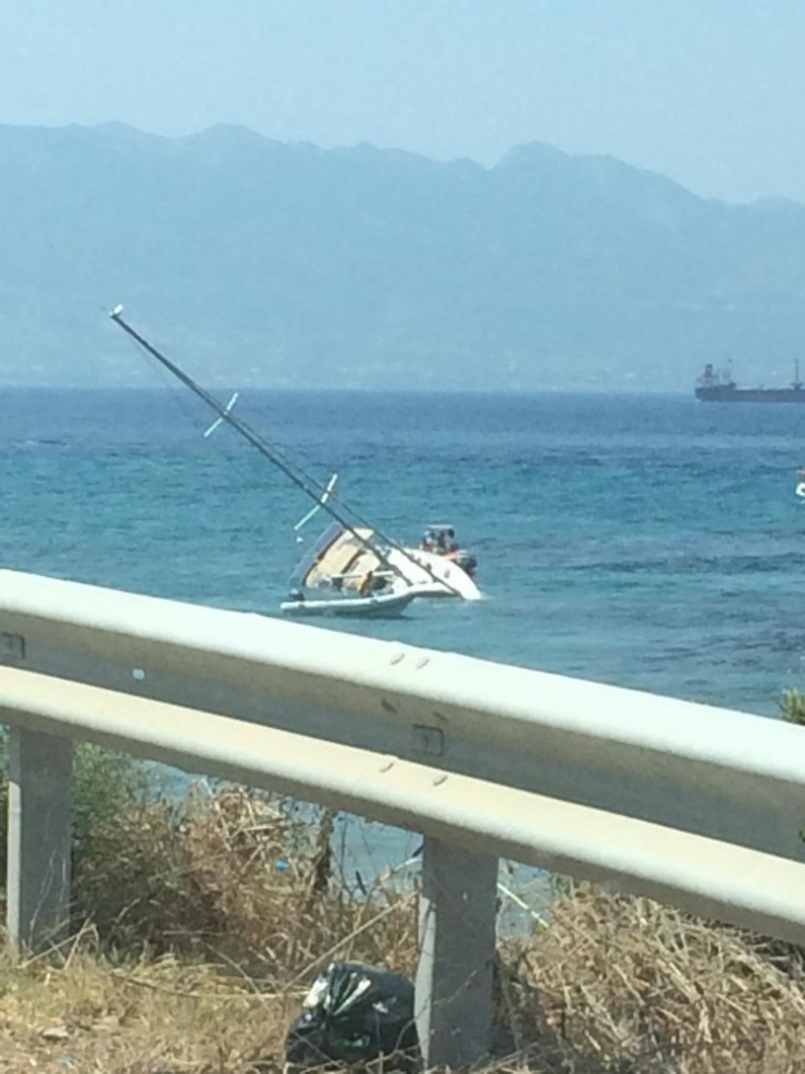Tekne Sulara Gömüldü, 2 Kişi Son Anda Kurtuldu