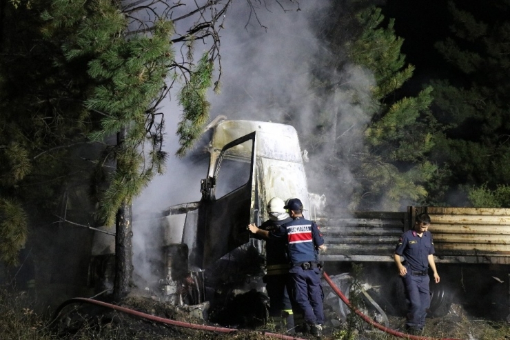 Lastiğinin Patlaması Sonucu Ormanlık Alana Uçan Tır Yanarak Kül Oldu: 3 Yaralı