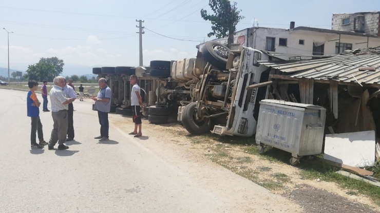 Odun Yüklü Tır Eve Daldı