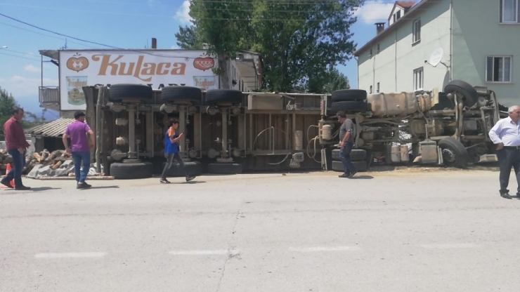 Odun Yüklü Tır Eve Daldı