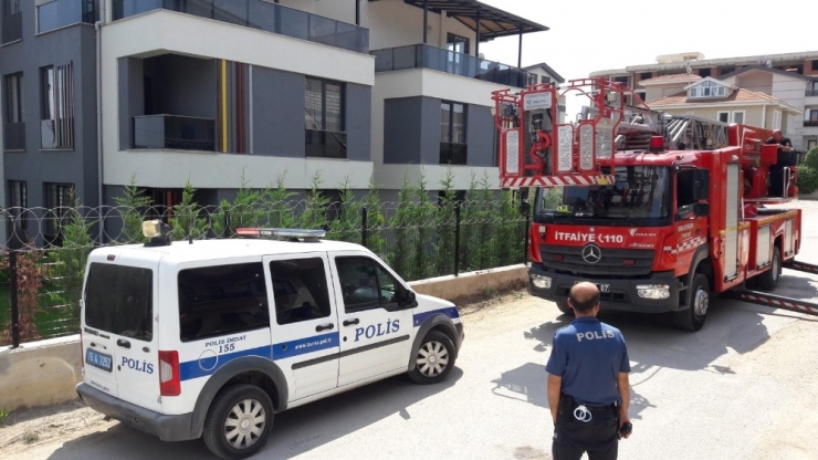 Cama Sıkışan Kuşu İtfaiye Kurtardı