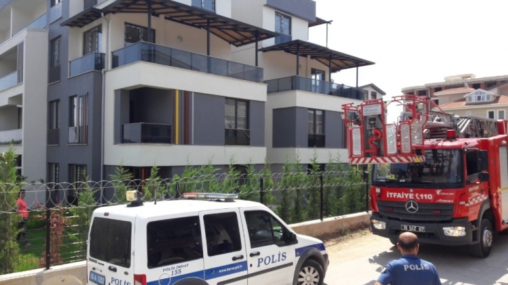 Cama Sıkışan Kuşu İtfaiye Kurtardı