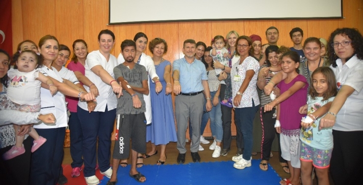 Çocuklar Ameliyata Akülü Arabayla Gidiyor