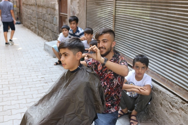Diyarbakırlı Genç Berber, Sokak Sokak Gezip Çocukları Ücretsiz Tıraş Ediyor